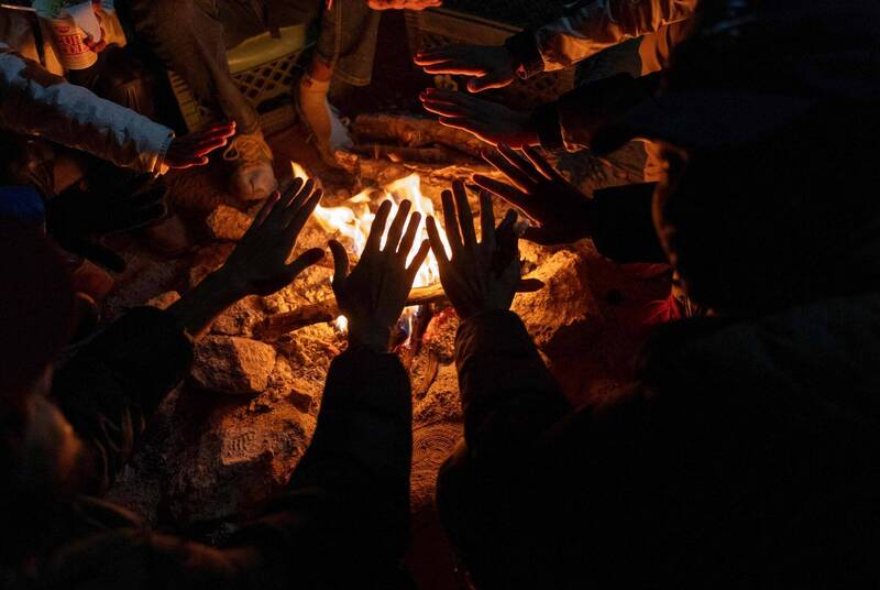 印度一名6個月大男嬰，因一場駭人驅魔儀式，雙眼嚴重受損恐釀失明；火堆示意圖。（法新社）