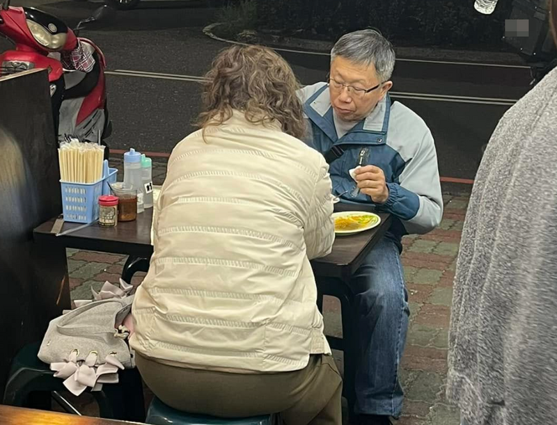 有民眾近日在路邊小吃店看見與柯文哲撞臉的男子,引發網友熱議。(圖翻攝自爆廢公社) 有民眾近日在路邊小吃店看見與柯文哲撞臉的男子,引發網友熱議。(圖翻攝自爆廢公社)
