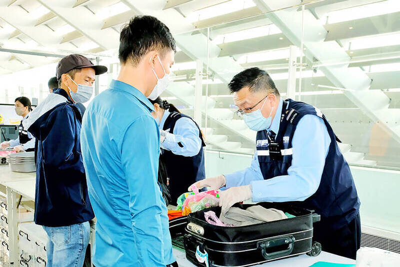 
Customs officers inspect luggage at Taiwan Taoyuan International Airport in an undated photograph.
Photo: CNA