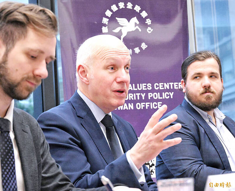 
Czech Senator Pavel Fischer, chairman of the Committee on Foreign Affairs, Defense and Security, center, speaks to reporters in Taipei on Saturday.
Photo: Fang Pin-chao, Taipei Times