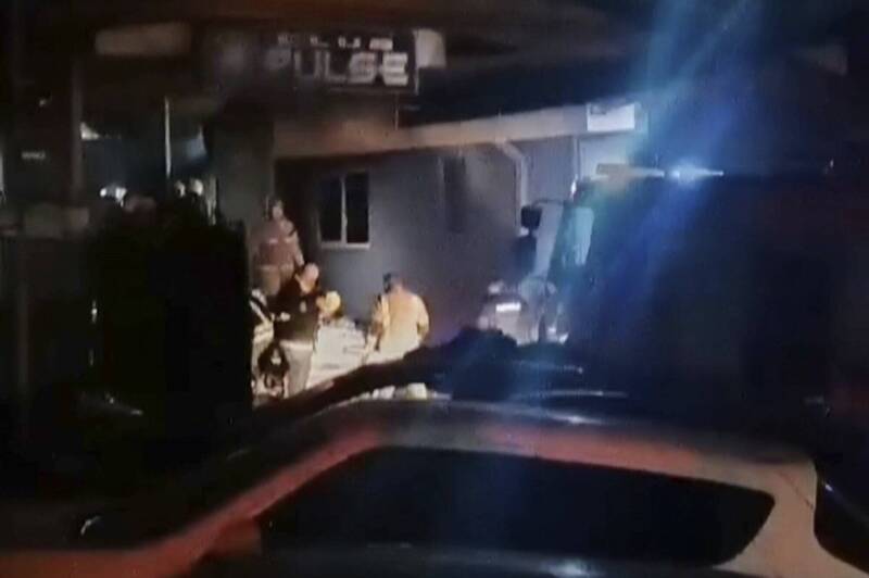 北馬其頓夜店「Pulse Club」凌晨慘遭大火吞噬,已知造成51人死亡。(美聯社) 北馬其頓夜店「Pulse Club」凌晨慘遭大火吞噬,已知造成51人死亡。(美聯社)