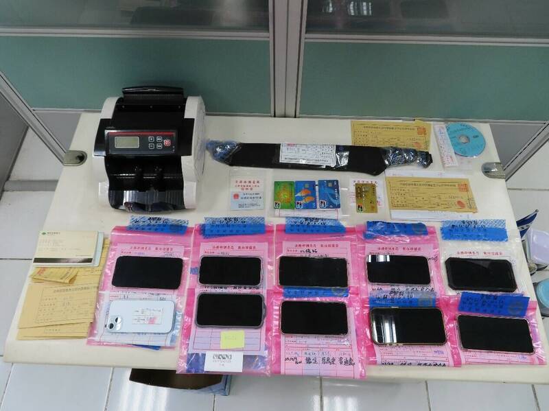 專案小組查扣案關手機、點鈔機、銀聯卡及開山刀。（調查局提供）