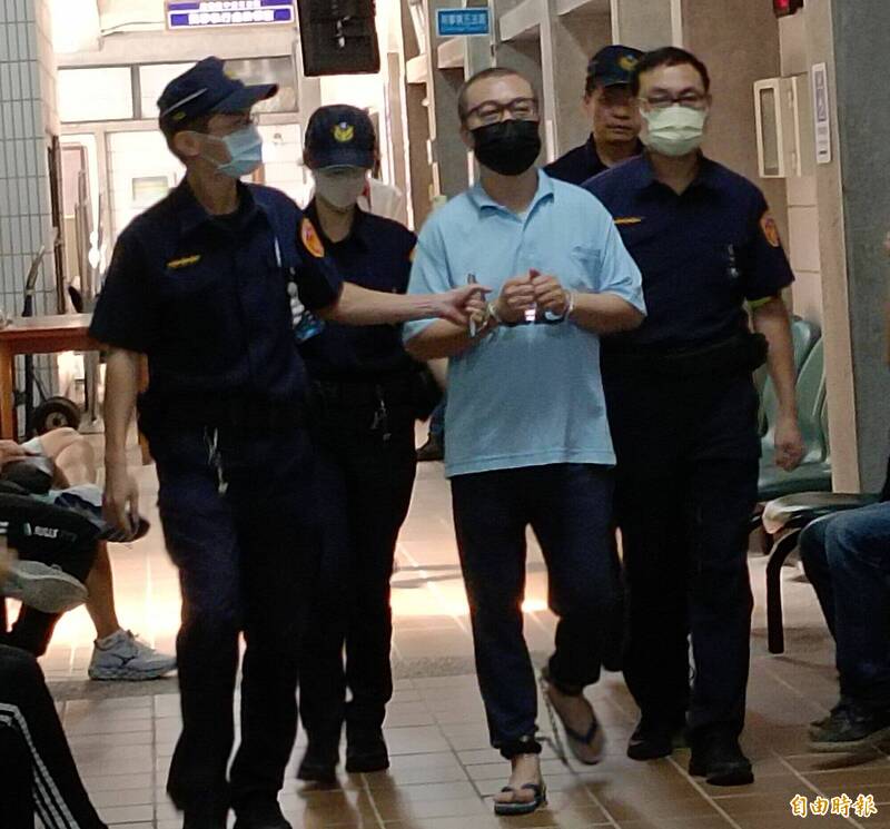 九州集團涉賭博、洗錢案,主嫌陳政谷(水藍上衣者)裁定2億元交保,限制出海、出境8月。(資料照) 九州集團涉賭博、洗錢案,主嫌陳政谷(水藍上衣者)裁定2億元交保,限制出海、出境8月。(資料照)