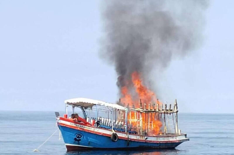 泰國潛水勝地「龜島」昨日發生船隻起火事故，當局在船上廁所發現一名英國女遊客的遺體。（擷取自泰國政府公關部第5區/臉書）
