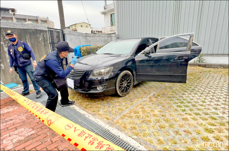 被開槍的轎車留有多個彈孔，警方採證。（記者羅欣貞攝）