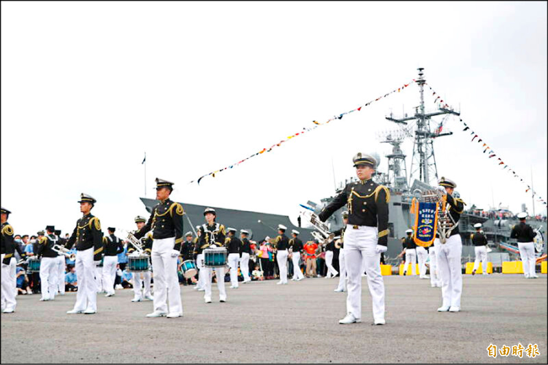 海軍敦睦遠航訓練支隊訂於19、20日停泊蘇澳海軍中正基地,開放登艦參觀,圖為2年前活動畫面。(資料照,記者蔡昀容攝) 海軍敦睦遠航訓練支隊訂於19、20日停泊蘇澳海軍中正基地,開放登艦參觀,圖為2年前活動畫面。(資料照,記者蔡昀容攝)