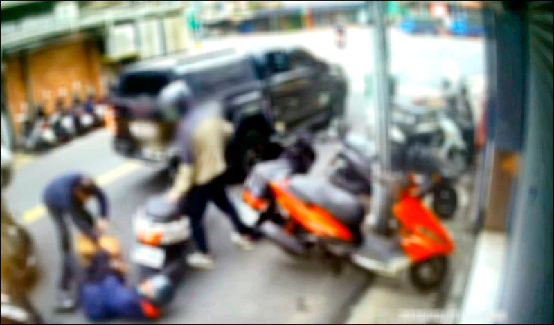 事隔11天,徐男子所飼養的比特犬疑似又將車窗開啟,跳下車後狂咬男騎士。(記者陸運鋒翻攝) 事隔11天,徐男子所飼養的比特犬疑似又將車窗開啟,跳下車後狂咬男騎士。(記者陸運鋒翻攝)