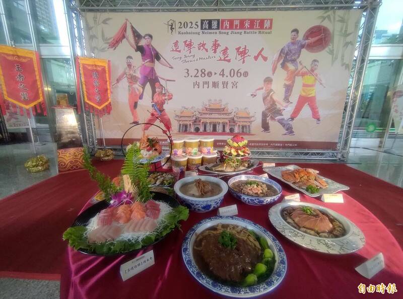「宋江大宴」由內門南海紫竹寺主委,同時也是總舖師的湯富隆(阿隆師)掌鼎。(記者王榮祥攝) 「宋江大宴」由內門南海紫竹寺主委,同時也是總舖師的湯富隆(阿隆師)掌鼎。(記者王榮祥攝)