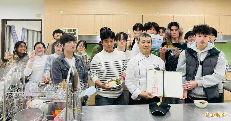 國際學校的台味應援 中科實中學子料理滷肉飯、鹽酥雞、珍奶