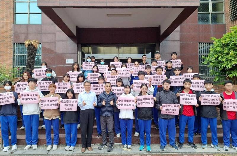 大學繁星推薦入學放榜,國立北門高中有73位錄取公私立大學,其中34位錄取國立大學,1位錄取中醫學系,上榜率達68%。(圖由北門高中提供) 大學繁星推薦入學放榜,國立北門高中有73位錄取公私立大學,其中34位錄取國立大學,1位錄取中醫學系,上榜率達68%。(圖由北門高中提供)
