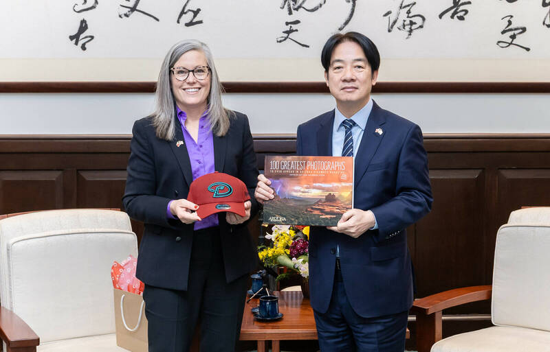 總統賴清德今接見美國亞利桑納州州長郝愷悌(Katie Hobbs)訪團時表示,台灣與亞利桑納州的經貿來往非常密切,盼攜手努力讓該州成為台美高科技合作及打造非紅供應鏈的最佳示範地。(總統府提供) 總統賴清德今接見美國亞利桑納州州長郝愷悌(Katie Hobbs)訪團時表示,台灣與亞利桑納州的經貿來往非常密切,盼攜手努力讓該州成為台美高科技合作及打造非紅供應鏈的最佳示範地。(總統府提供)