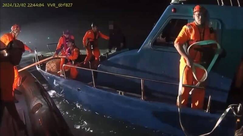 金門王姓男子駕船返港拒檢,竟強載四名負責安檢岸巡人員出海,最後在海上被金門海巡艇攔截押返。(金門岸巡隊提供) 金門王姓男子駕船返港拒檢,竟強載四名負責安檢岸巡人員出海,最後在海上被金門海巡艇攔截押返。(金門岸巡隊提供)