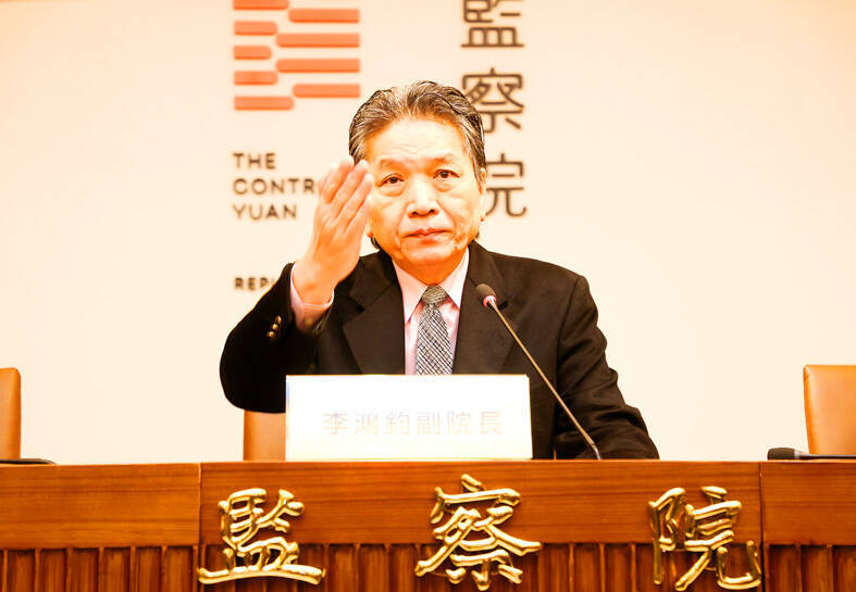 
Control Yuan Vice President Lee Hung-chun gestures at a news conference in Taipei yesterday.
Photo: CNA