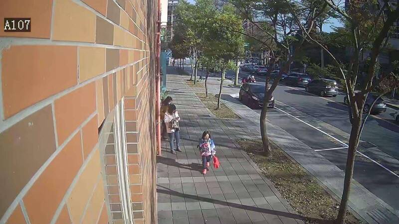 林口東湖國小1年級的賴姓女童,下午放學走出校門後就不知去向,但稍晚發現女童已自行返家。(圖擷自臉書) 林口東湖國小1年級的賴姓女童,下午放學走出校門後就不知去向,但稍晚發現女童已自行返家。(圖擷自臉書)