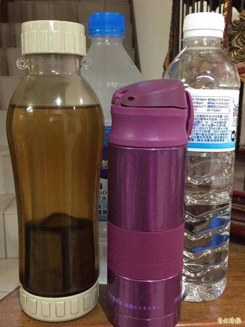 水壺內的滑膩感是來自細菌積累,而非材質本身。若要徹底清潔水壺,專家建議使用超過60度的熱水和洗碗精清洗,示意圖。(資料照) 水壺內的滑膩感是來自細菌積累,而非材質本身。若要徹底清潔水壺,專家建議使用超過60度的熱水和洗碗精清洗,示意圖。(資料照)