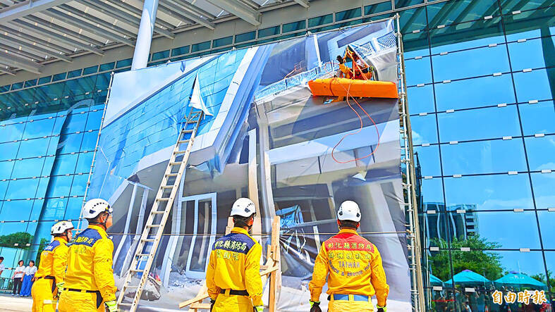 First responders and military service members react to a simulated airstrike on Changhua High-Speed Railway Station on July 26 last year. An emergency response field exercise is to be held in Tainan on Thursday next week.
Photo: Chen Kuan-pei, Taipei Times
First responders and military service members react to a simulated airstrike on Changhua High-Speed Railway Station on July 26 last year. An emergency response field exercise is to be held in Tainan on Thursday next week.
Photo: Chen Kuan-pei, Taipei Times