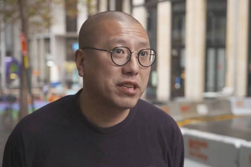 擁有澳洲籍的香港異議人士任建峰在墨爾本居住,近來有當地居民收到匿名信件,要求舉報任建峰並提供100萬港幣懸賞。(美聯社) 擁有澳洲籍的香港異議人士任建峰在墨爾本居住,近來有當地居民收到匿名信件,要求舉報任建峰並提供100萬港幣懸賞。(美聯社)