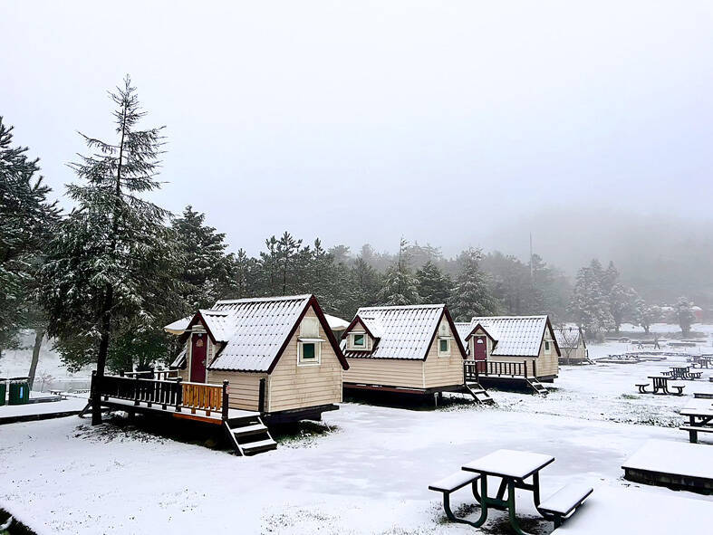 Snow blankets cabins at Fushoushan Farm in Taichung yesterday morning.
Photo courtesy of the Taipingshan National Forest Recreation Area
Snow blankets cabins at Fushoushan Farm in Taichung yesterday morning.
Photo courtesy of the Taipingshan National Forest Recreation Area