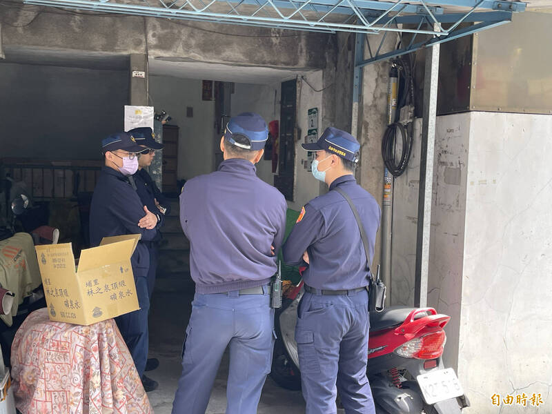 高雄檢警再借提殺人魔進「分屍公寓」,法醫親自入室重建現場。(記者黃良傑攝) 高雄檢警再借提殺人魔進「分屍公寓」,法醫親自入室重建現場。(記者黃良傑攝)