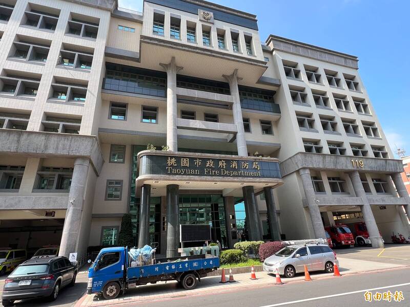 桃園市政府消防局救災救護指揮中心許姓小隊長，執勤時不適昏倒送醫搶救仍回天乏術。（記者周敏鴻攝）