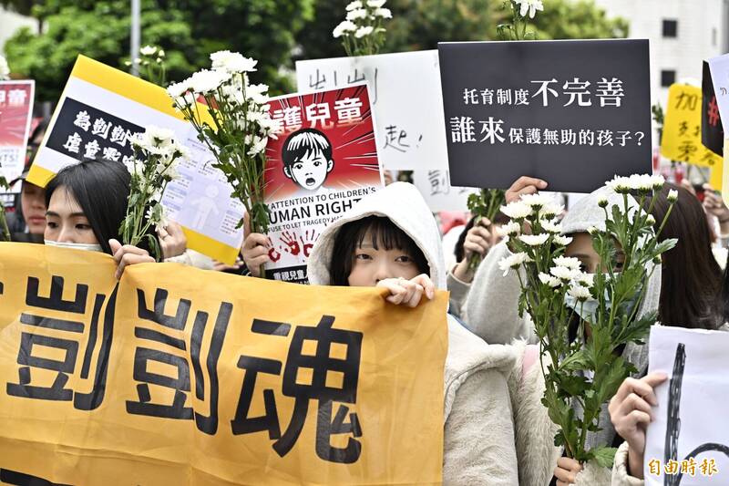 台北地院法官今下午提訊劉氏姊妹進行準備程序庭,場外聚集逾300名民眾,手持白菊花高呼「惡魔保母不得假釋」。(記者陳志曲攝) 台北地院法官今下午提訊劉氏姊妹進行準備程序庭,場外聚集逾300名民眾,手持白菊花高呼「惡魔保母不得假釋」。(記者陳志曲攝)