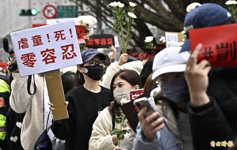 今日北院民法庭外聚集300多人,幾乎每人手裡都拿著一朵白色菊花,高舉「虐童零容忍,重刑才有用」、「虐童致死,唯一死刑」、「受虐童無聲,社會不能無視」等各式自製手寫標語,要為剴剴討公道。(記者陳志曲攝) 今日北院民法庭外聚集300多人,幾乎每人手裡都拿著一朵白色菊花,高舉「虐童零容忍,重刑才有用」、「虐童致死,唯一死刑」、「受虐童無聲,社會不能無視」等各式自製手寫標語,要為剴剴討公道。(記者陳志曲攝)