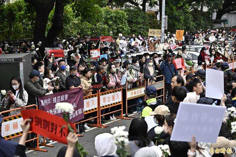 台北地院法官今下午提訊劉氏姊妹進行準備程序庭,場外聚集逾300名民眾,手持白菊花高呼「惡魔保母不得假釋」。(記者陳志曲攝) 台北地院法官今下午提訊劉氏姊妹進行準備程序庭,場外聚集逾300名民眾,手持白菊花高呼「惡魔保母不得假釋」。(記者陳志曲攝)