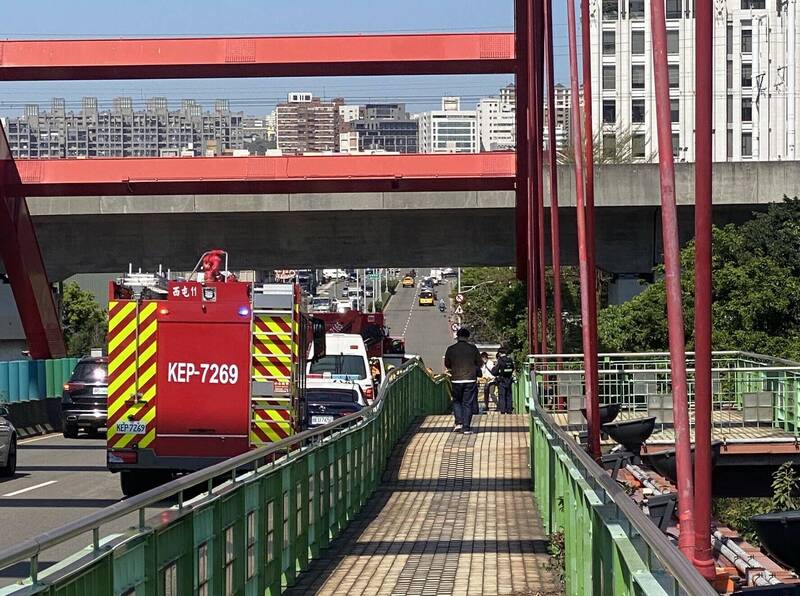 中市西屯弘揚橋下方的維修台,今天上午驚見男屍,警方研判無他殺跡象。(民眾提供) 中市西屯弘揚橋下方的維修台,今天上午驚見男屍,警方研判無他殺跡象。(民眾提供)