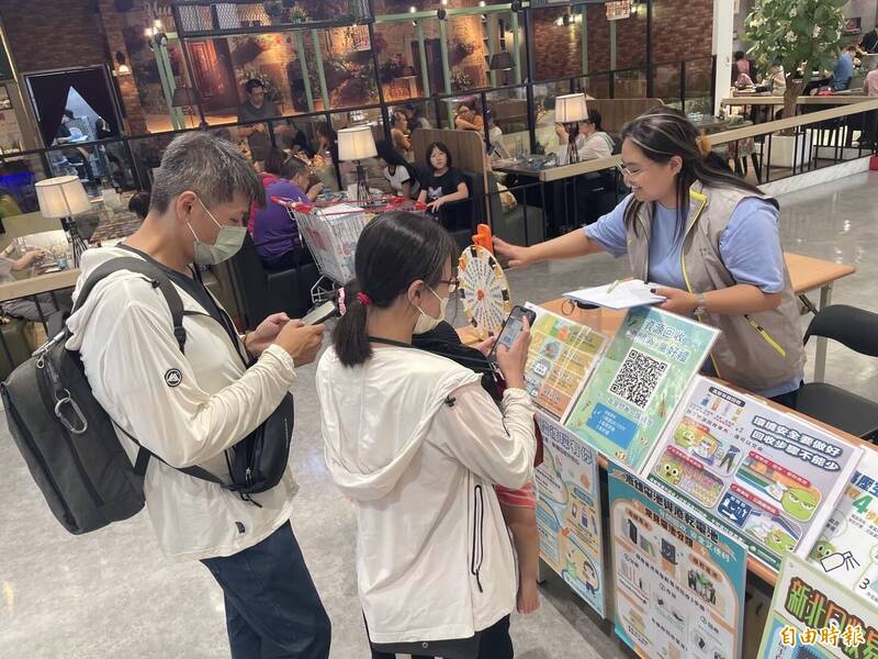 民眾到場可參加遊戲闖關，兌換環保衛生紙活動。（記者翁聿煌攝）