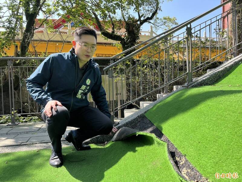 基隆中正公園希望之丘兒童遊戲場草皮掀起、電線外露，影響兒童遊戲安全。（記者盧賢秀攝）