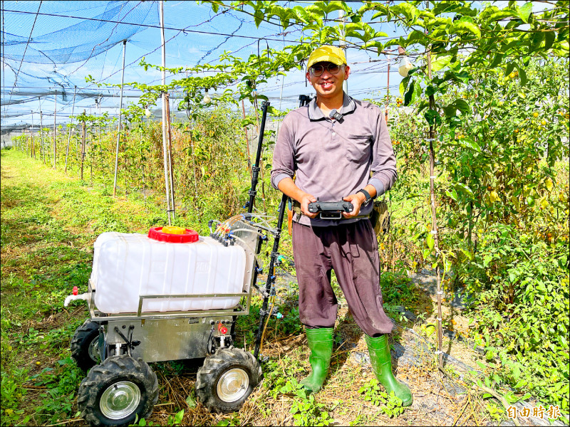 旗山農民陳德冠導入電動自走式噴藥車,只需要手持遙控器,田邊操作十五分鐘,即可完成噴藥。(記者陳文嬋攝) 旗山農民陳德冠導入電動自走式噴藥車,只需要手持遙控器,田邊操作十五分鐘,即可完成噴藥。(記者陳文嬋攝)