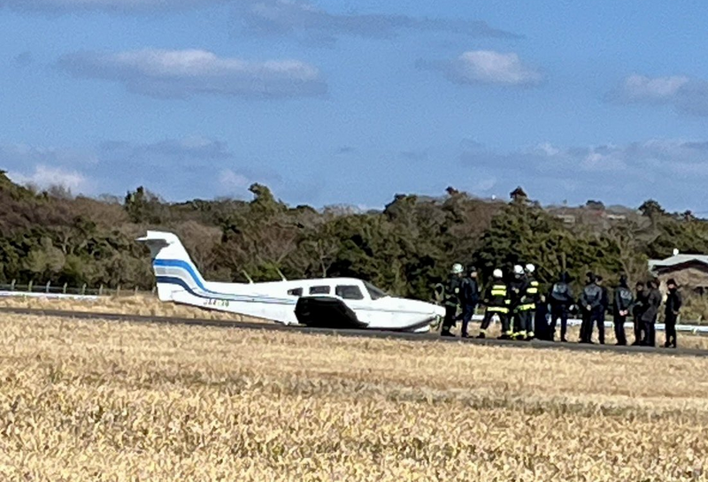 日本東京都今(20)日中午一架小型飛機直接以「機腹著陸」的方式降落在大島機場的跑道。(圖擷取自@Akira01AU 社群平台「X」) 日本東京都今(20)日中午一架小型飛機直接以「機腹著陸」的方式降落在大島機場的跑道。(圖擷取自@Akira01AU 社群平台「X」)