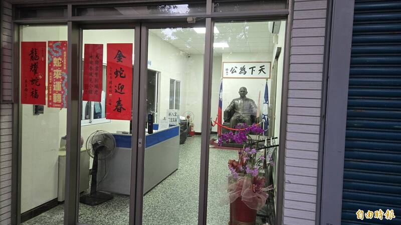台南地檢署偵辦立委罷免案涉不法,檢方訊後在今天凌晨當庭逮捕劉姓被告與國民黨市黨部副主委莊占魁,同時聲押禁見,其餘3名被告請回。(記者王捷攝) 台南地檢署偵辦立委罷免案涉不法,檢方訊後在今天凌晨當庭逮捕劉姓被告與國民黨市黨部副主委莊占魁,同時聲押禁見,其餘3名被告請回。(記者王捷攝)