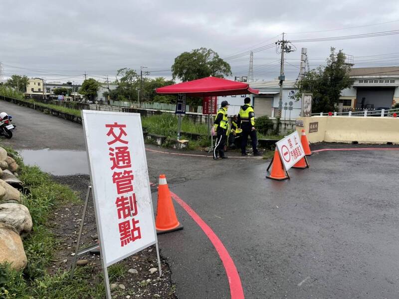 警方配合豐原區公所提供掃墓專車服務進行交管。（警方提供）