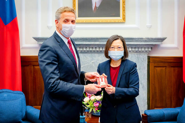 Retired US admiral Philip Davidson, left, poses for a picture with then-president Tsai Ing-wen at the Presidential Office in Taipei on Feb 2, 2023.
Photo: EPA-EFE / Makoto Lin / Presidential Office Retired US admiral Philip Davidson, left, poses for a picture with then-president Tsai Ing-wen at the Presidential Office in Taipei on Feb 2, 2023.
Photo: EPA-EFE / Makoto Lin / Presidential Office