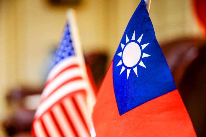 A Taiwanese flag, right, and a US flag are pictured in Taipei on Feb. 22.
Photo: Cheng I-hwa, Bloomberg A Taiwanese flag, right, and a US flag are pictured in Taipei on Feb. 22.
Photo: Cheng I-hwa, Bloomberg