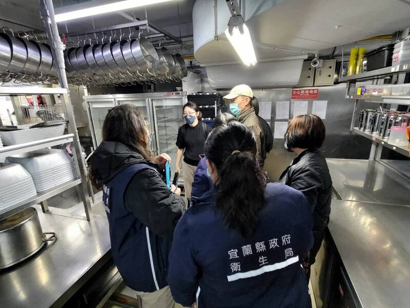 疾管署流病調查專案團隊與宜蘭縣衛生局人員,共同至火鍋店調查。(宜蘭縣衛生局提供) 疾管署流病調查專案團隊與宜蘭縣衛生局人員,共同至火鍋店調查。(宜蘭縣衛生局提供)