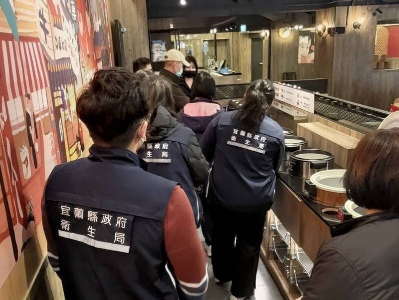 疾管署及宜蘭縣衛生局人員前往火鍋店調查。(宜蘭縣衛生局提供) 疾管署及宜蘭縣衛生局人員前往火鍋店調查。(宜蘭縣衛生局提供)