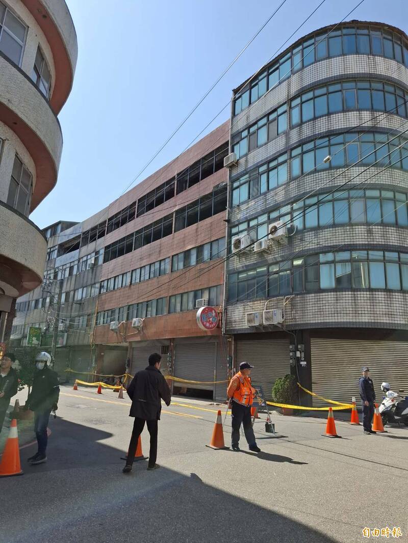 清水發生民宅坍陷,警方管制周邊道路。(記者張軒哲攝) 清水發生民宅坍陷,警方管制周邊道路。(記者張軒哲攝)