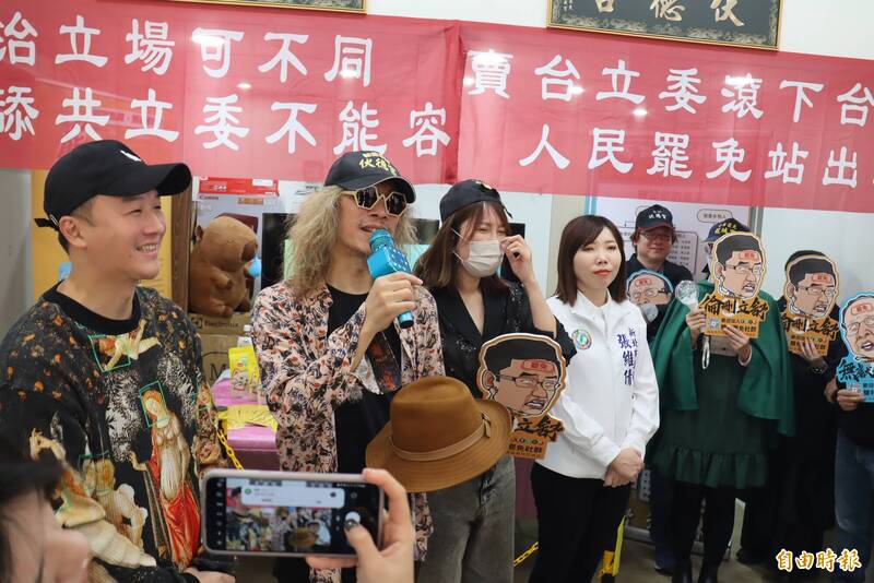 「雙和罷團」22日成立罷免總部,由雙和罷免領銜人朱約信與Mini(左二及左三)、政論節目主持人李正皓(左一)、議員張維倩(右一)揭幕。(記者翁聿煌攝) 「雙和罷團」22日成立罷免總部,由雙和罷免領銜人朱約信與Mini(左二及左三)、政論節目主持人李正皓(左一)、議員張維倩(右一)揭幕。(記者翁聿煌攝)