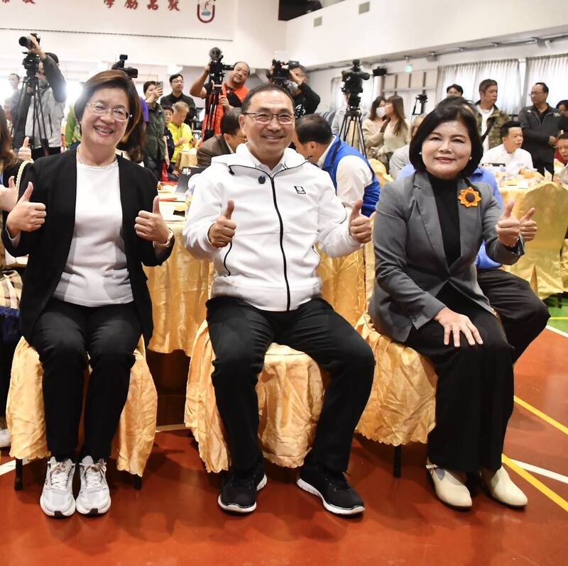 彰化縣長王惠美(圖左)北上參加新北舉辦的「黑白切大賽」,與新北市長侯友宜(圖中)、雲林縣長張麗善(圖右)同台推銷國產豬肉。(彰化縣政府提供) 彰化縣長王惠美(圖左)北上參加新北舉辦的「黑白切大賽」,與新北市長侯友宜(圖中)、雲林縣長張麗善(圖右)同台推銷國產豬肉。(彰化縣政府提供)