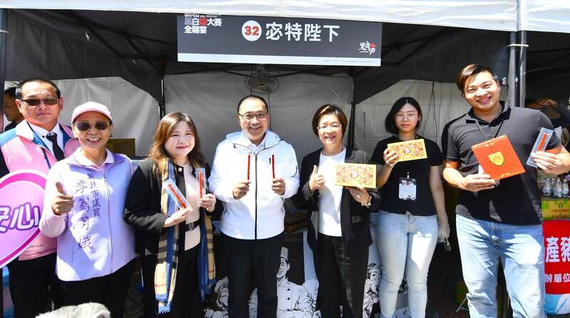 彰化縣長王惠美(圖右三)北上參加新北舉辦的「黑白切大賽」,與新北市長侯友宜(圖右四)一起推銷國產豬肉。(彰化縣政府提供) 彰化縣長王惠美(圖右三)北上參加新北舉辦的「黑白切大賽」,與新北市長侯友宜(圖右四)一起推銷國產豬肉。(彰化縣政府提供)