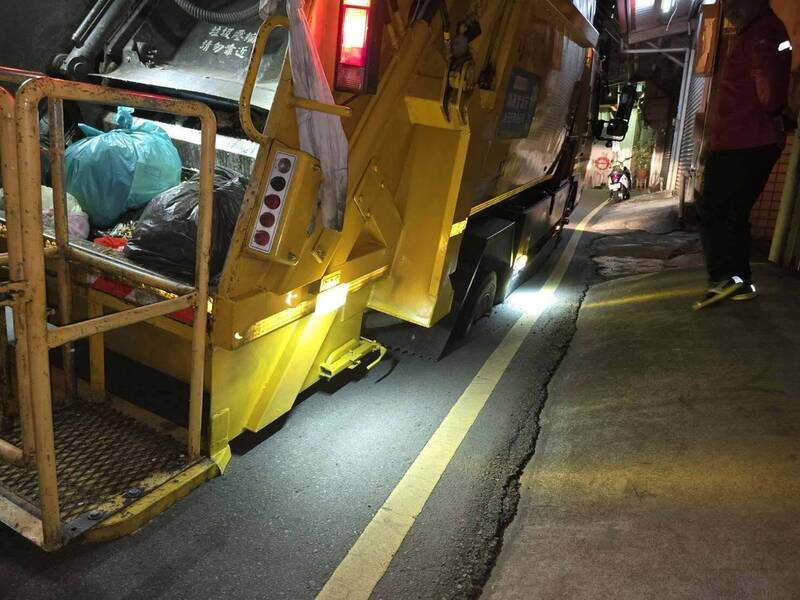 新竹市南大路550巷路面掏空下陷,垃圾車輪胎下陷傾斜,情況驚悚。(取自新竹市議員徐美惠臉書) 新竹市南大路550巷路面掏空下陷,垃圾車輪胎下陷傾斜,情況驚悚。(取自新竹市議員徐美惠臉書)