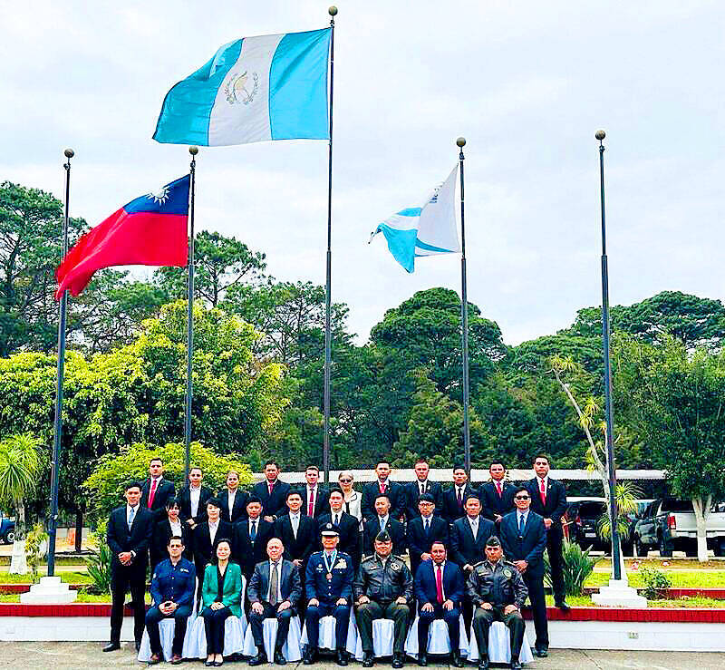 Special Service Command Center officers from Taiwan’s National Security Bureau pose with their Guatemalan counterparts and Guatemalan officials in Guatemala on Friday.
Photo: Screen grab from the Facebook page of the Republic of China’s embassy in Guatemala
Special Service Command Center officers from Taiwan’s National Security Bureau pose with their Guatemalan counterparts and Guatemalan officials in Guatemala on Friday.
Photo: Screen grab from the Facebook page of the Republic of China’s embassy in Guatemala