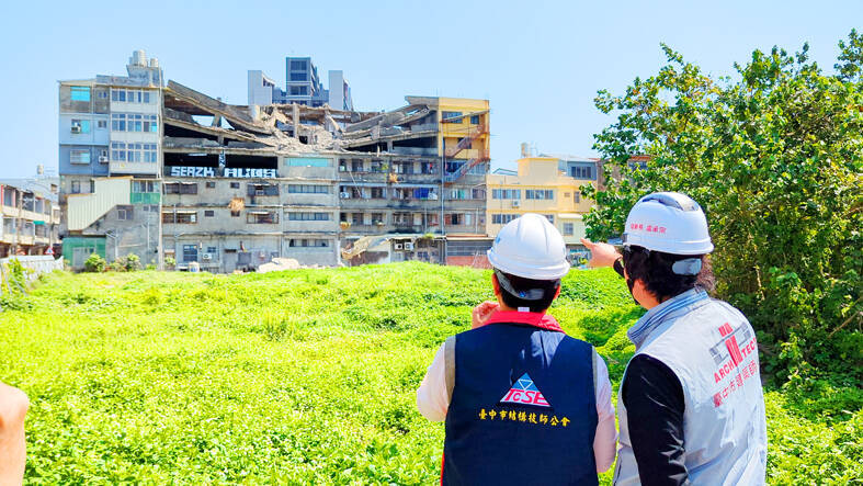Members of the Taichung Architects Association point at the building in Taichung’s Cingshuei District that had its fifth and sixth floors collapsed earlier yesterday. 
Photo: CNA