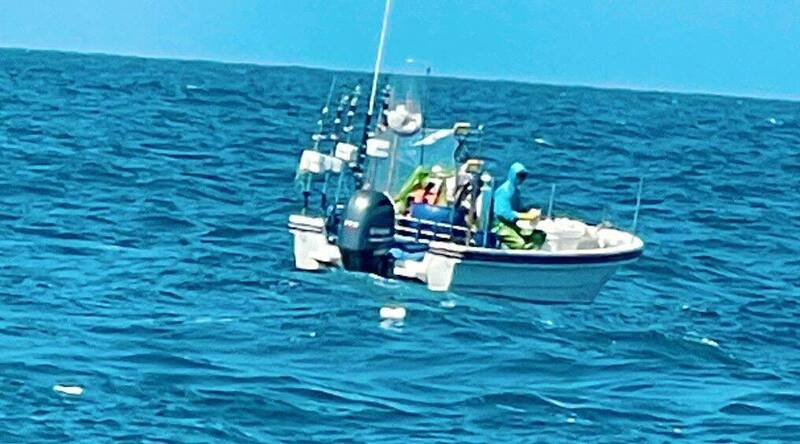 中國海盜快艇公然在我國漁民眼皮下犯案偷取漁獲及魚具。(民眾提供) 中國海盜快艇公然在我國漁民眼皮下犯案偷取漁獲及魚具。(民眾提供)