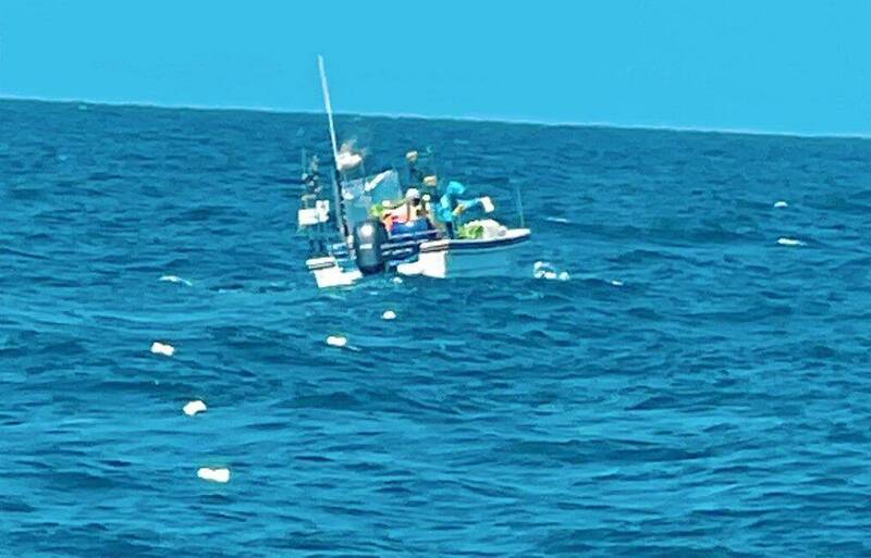 中國海盜快艇不僅侵入我國延繩釣漁場,還直接下手搶奪漁獲及魚具。(民眾提供) 中國海盜快艇不僅侵入我國延繩釣漁場,還直接下手搶奪漁獲及魚具。(民眾提供)