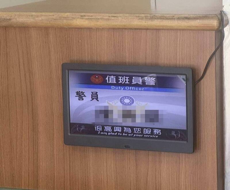 彰化縣議員賴清美砲轟值班台印有「很高興為您服務」字眼,實在很諷刺。 (圖由賴清美提供) 彰化縣議員賴清美砲轟值班台印有「很高興為您服務」字眼,實在很諷刺。 (圖由賴清美提供)