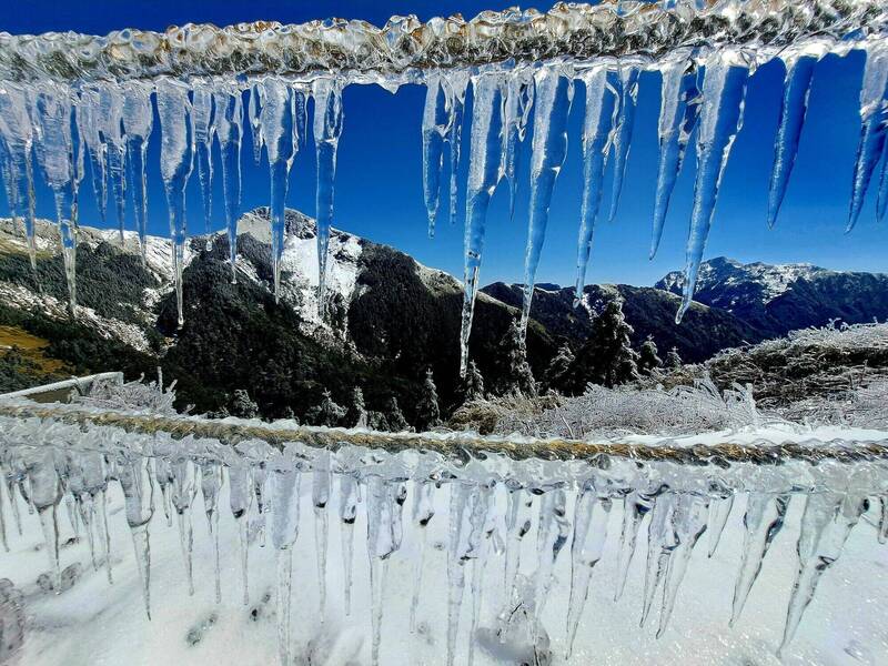 南投合歡山公路大雪過後,路邊可見千變萬化的冰柱,景象相當美麗。(民眾呂秋明提供) 南投合歡山公路大雪過後,路邊可見千變萬化的冰柱,景象相當美麗。(民眾呂秋明提供)