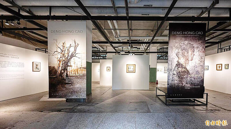 Late artist Tsao Teng-hung’s paintings featured in an exhibition at Songshan Cultural and Creative Park in Taipei yesterday.
Photo: Yao Yueh-hung, Taipei Times
Late artist Tsao Teng-hung’s paintings featured in an exhibition at Songshan Cultural and Creative Park in Taipei yesterday.
Photo: Yao Yueh-hung, Taipei Times